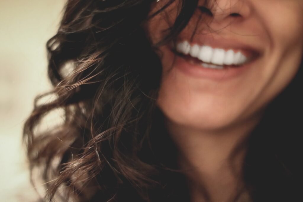 Close-up de sorriso natural e branco de mulher elegante