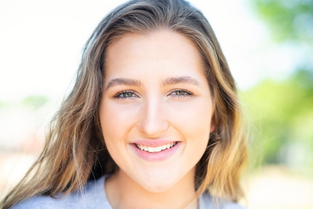 Close-up de sorriso branco e brilhante após clareamento dental