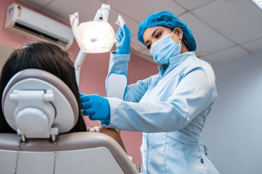 Procedimento profissional de clareamento dental em clínica